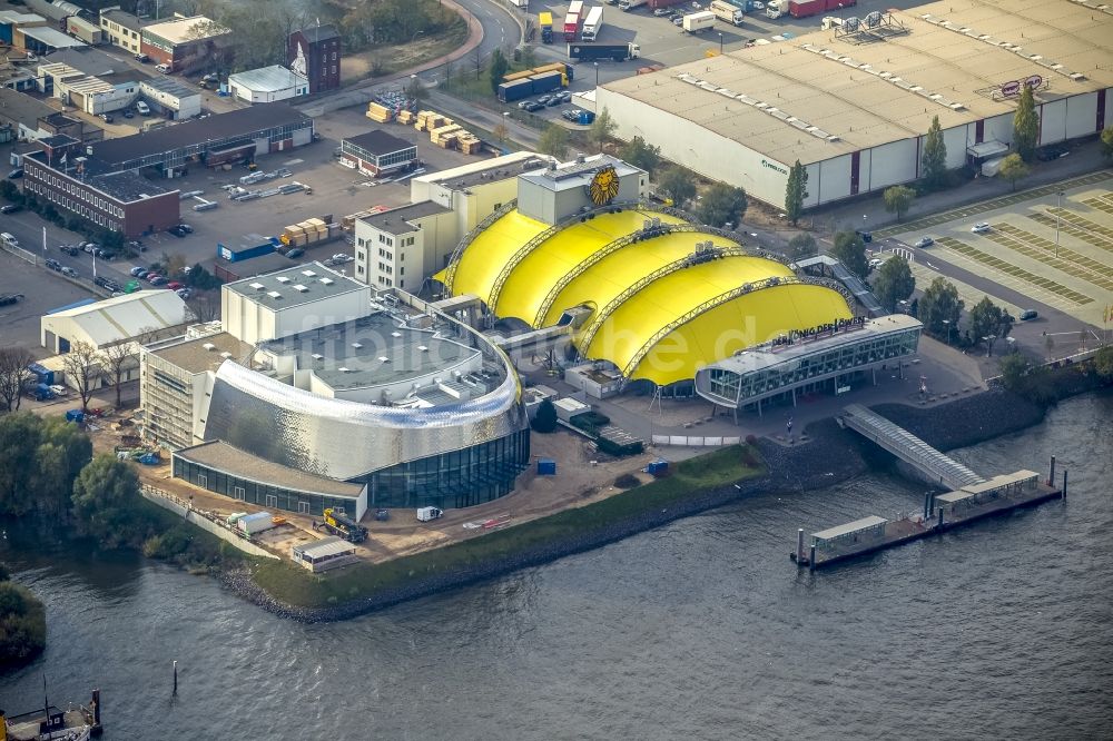 Luftbild Hamburg - Baustelle zum Neubau des neuen Musicaltheater von Stage Entertainment am Ufer der Elbe in Steinwerder in Hamburg