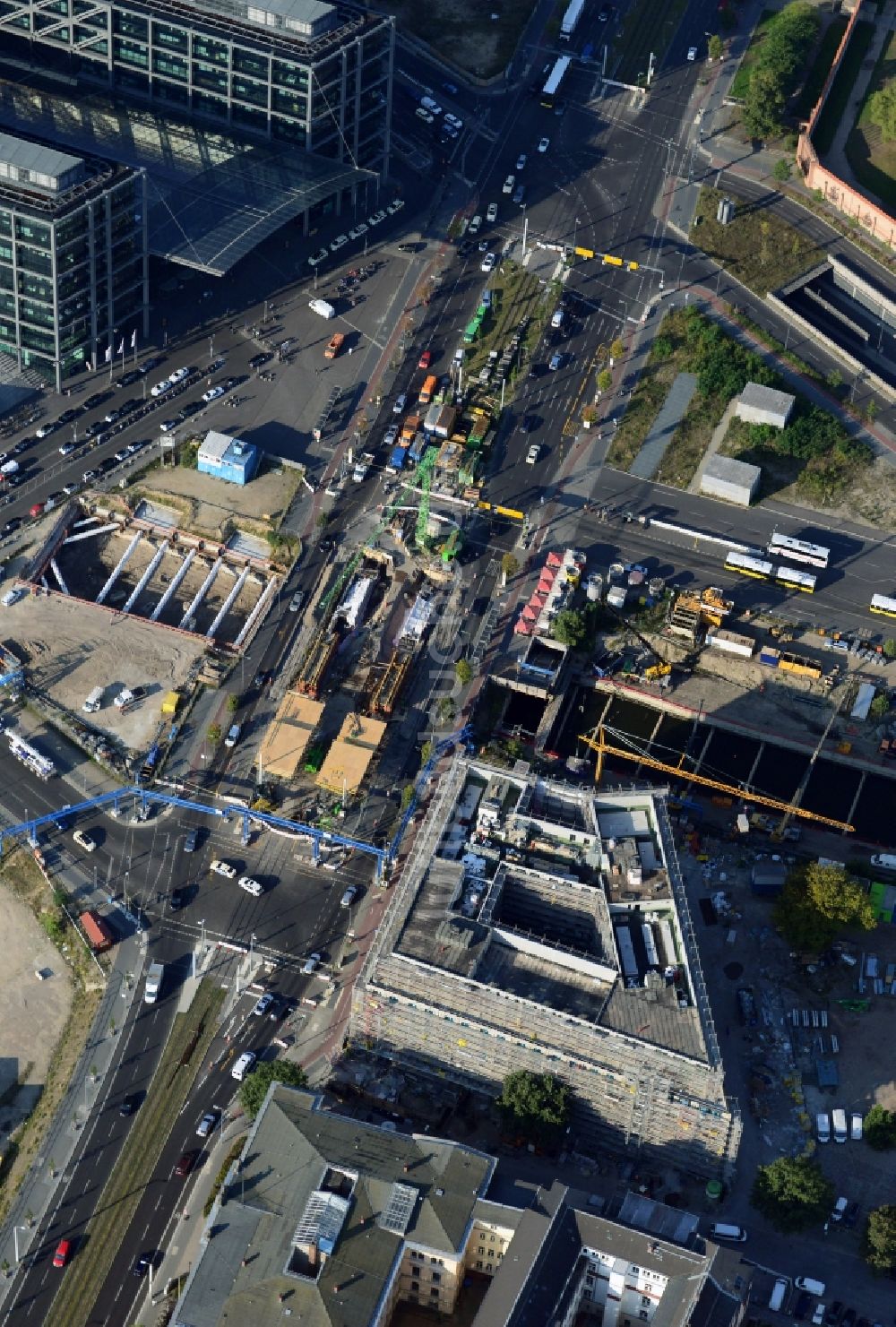 Berlin aus der Vogelperspektive: Baustelle zum Neubau des Nord - Süd- Tunnels für die S-Bahn am Hauptbahnhof in Berlin Moabit