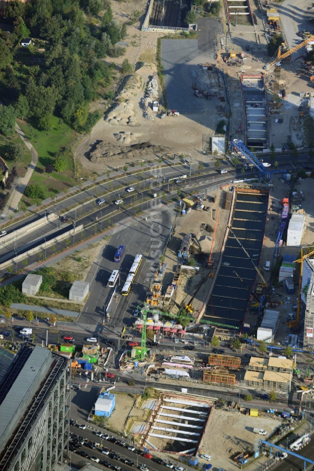 Berlin von oben - Baustelle zum Neubau des Nord - Süd- Tunnels für die S-Bahn am Hauptbahnhof in Berlin Moabit