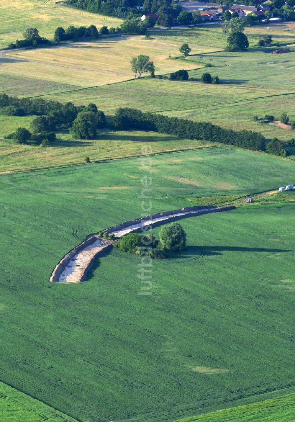 Werneuchen aus der Vogelperspektive: Baustelle zum Neubau einer Ortsumfahrung durch ein Feld im Weesower Luch in Werneuchen im Bundesland Brandenburg