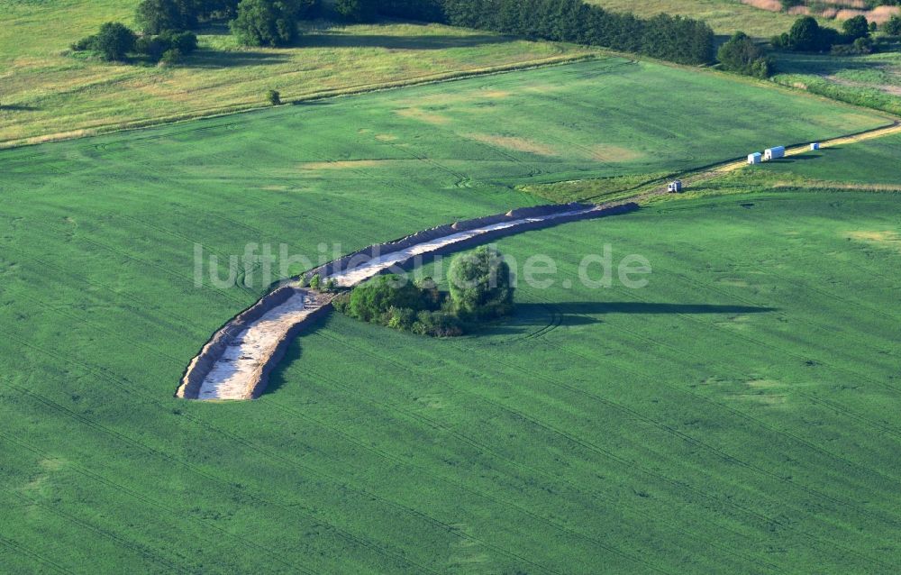 Luftaufnahme Werneuchen - Baustelle zum Neubau einer Ortsumfahrung durch ein Feld im Weesower Luch in Werneuchen im Bundesland Brandenburg