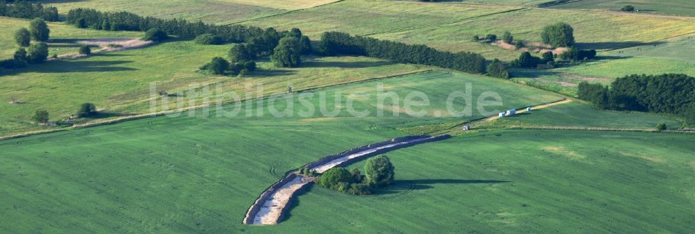 Werneuchen von oben - Baustelle zum Neubau einer Ortsumfahrung durch ein Feld im Weesower Luch in Werneuchen im Bundesland Brandenburg