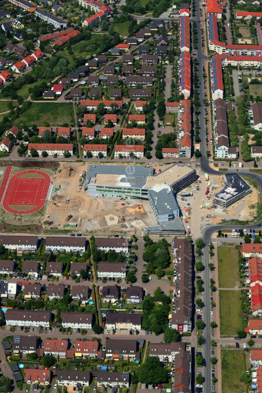 Luftaufnahme Hönow - Baustelle zum Neubau eines OTZ Ortsteilzentrum zwischen der Schulstraße und der Marderstraße in Hönow im Bundesland Brandenburg, Deutschland