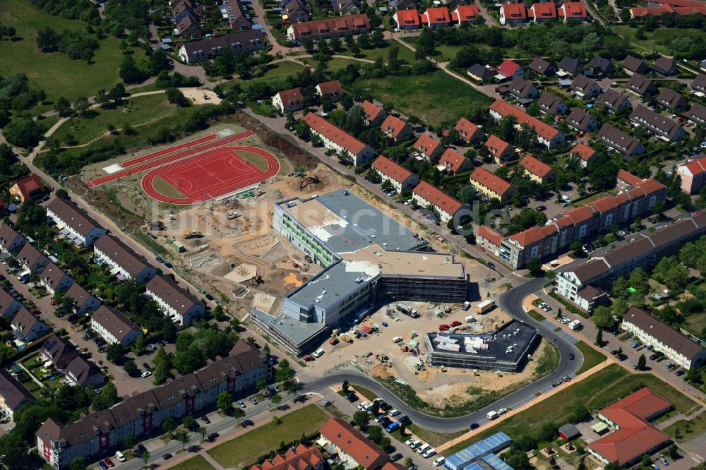 Hönow aus der Vogelperspektive: Baustelle zum Neubau eines OTZ Ortsteilzentrum zwischen der Schulstraße und der Marderstraße in Hönow im Bundesland Brandenburg, Deutschland