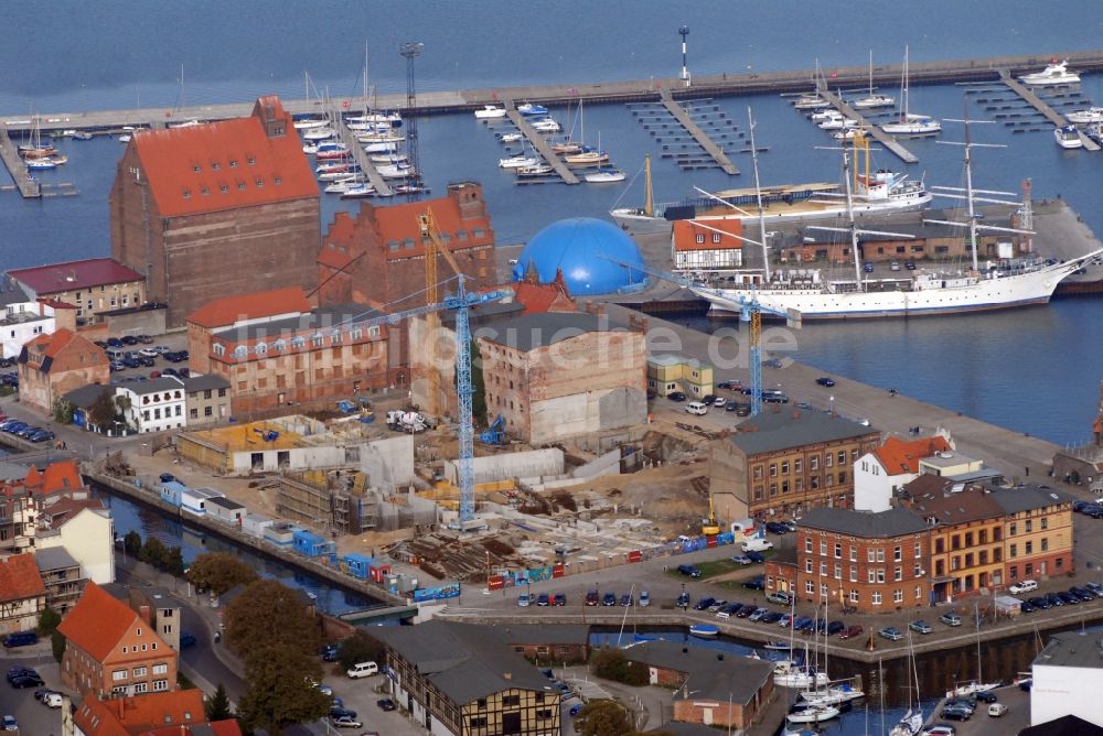 Stralsund aus der Vogelperspektive: Baustelle zum Neubau des Ozeaneum Meereskunde- Museum in der Hansestadt Stralsund in Mecklenburg - Vorpommern