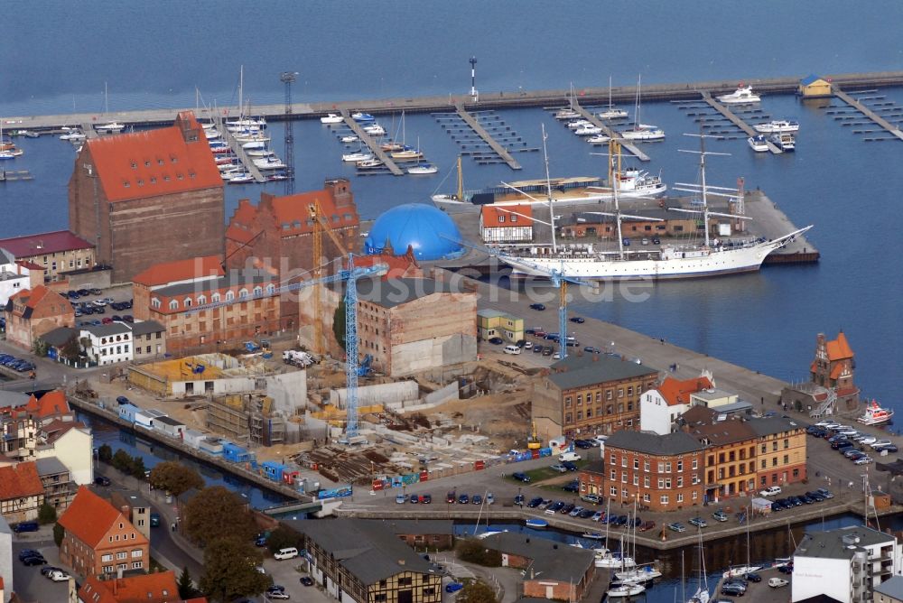 Luftbild Stralsund - Baustelle zum Neubau des Ozeaneum Meereskunde- Museum in der Hansestadt Stralsund in Mecklenburg - Vorpommern