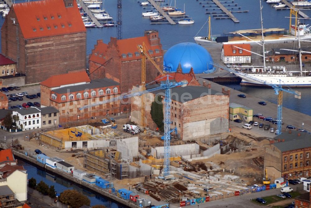 Luftaufnahme Stralsund - Baustelle zum Neubau des Ozeaneum Meereskunde- Museum in der Hansestadt Stralsund in Mecklenburg - Vorpommern