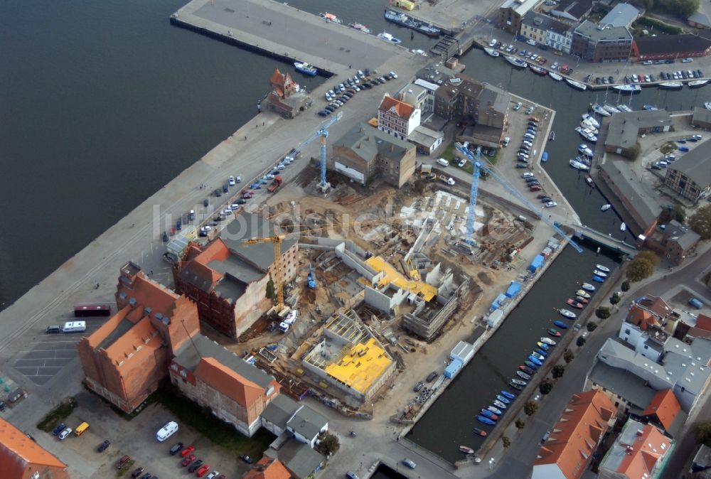 Stralsund von oben - Baustelle zum Neubau des Ozeaneum Meereskunde- Museum in der Hansestadt Stralsund in Mecklenburg - Vorpommern