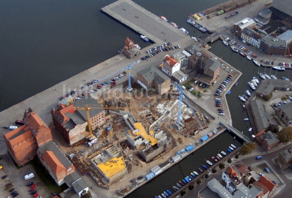 Stralsund aus der Vogelperspektive: Baustelle zum Neubau des Ozeaneum Meereskunde- Museum in der Hansestadt Stralsund in Mecklenburg - Vorpommern