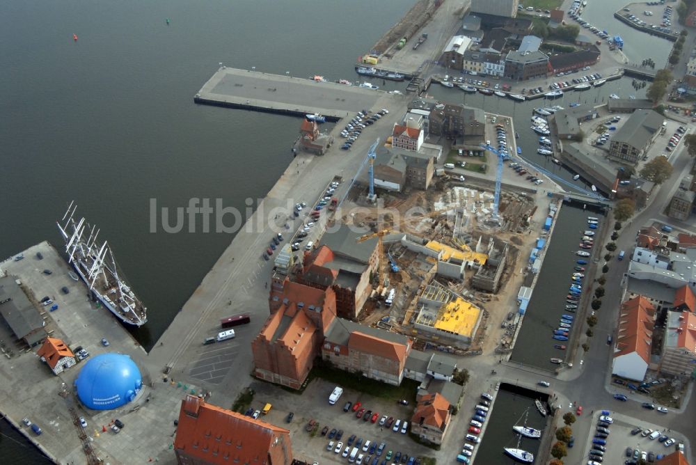 Luftbild Stralsund - Baustelle zum Neubau des Ozeaneum Meereskunde- Museum in der Hansestadt Stralsund in Mecklenburg - Vorpommern