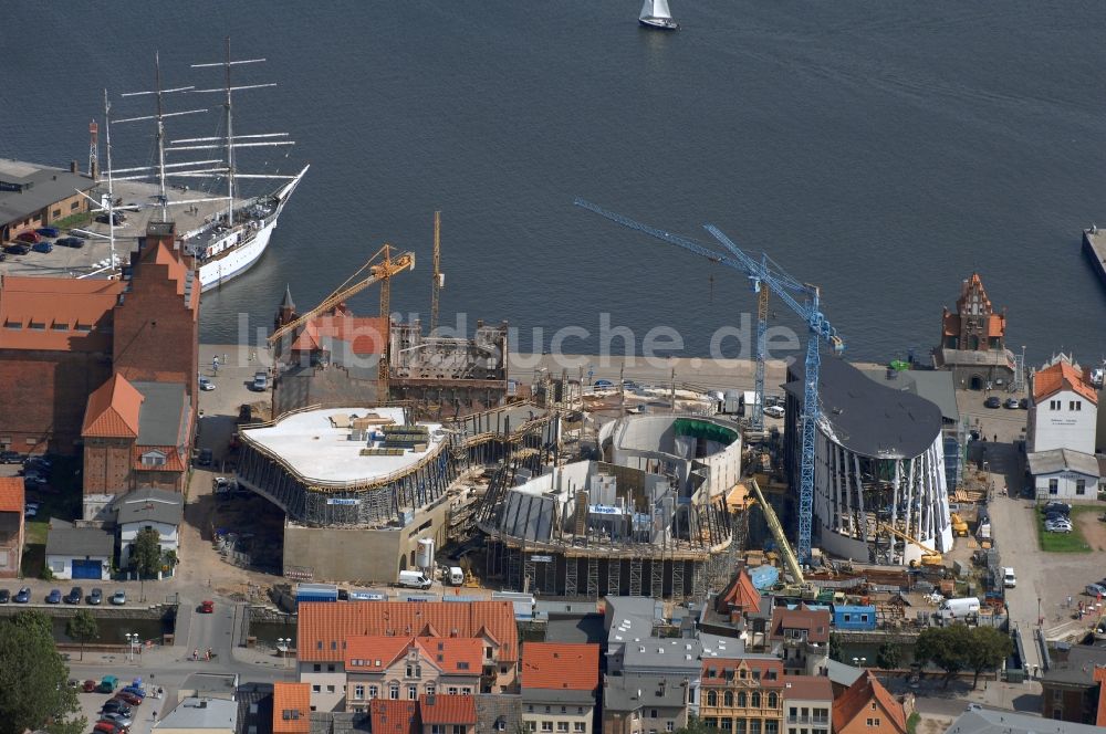 Luftbild Stralsund - Baustelle zum Neubau des Ozeaneum Meereskunde- Museum in der Hansestadt Stralsund in Mecklenburg - Vorpommern