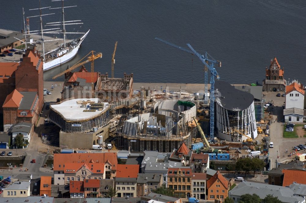 Luftaufnahme Stralsund - Baustelle zum Neubau des Ozeaneum Meereskunde- Museum in der Hansestadt Stralsund in Mecklenburg - Vorpommern