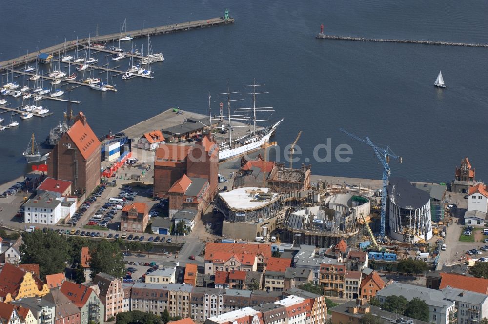 Stralsund von oben - Baustelle zum Neubau des Ozeaneum Meereskunde- Museum in der Hansestadt Stralsund in Mecklenburg - Vorpommern