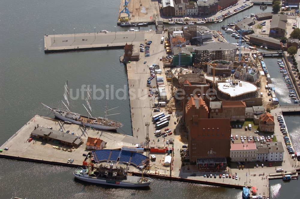 Stralsund aus der Vogelperspektive: Baustelle zum Neubau des Ozeaneum Meereskunde- Museum in der Hansestadt Stralsund in Mecklenburg - Vorpommern