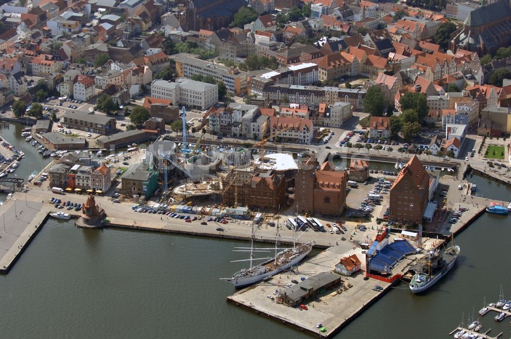 Luftaufnahme Stralsund - Baustelle zum Neubau des Ozeaneum Meereskunde- Museum in der Hansestadt Stralsund in Mecklenburg - Vorpommern