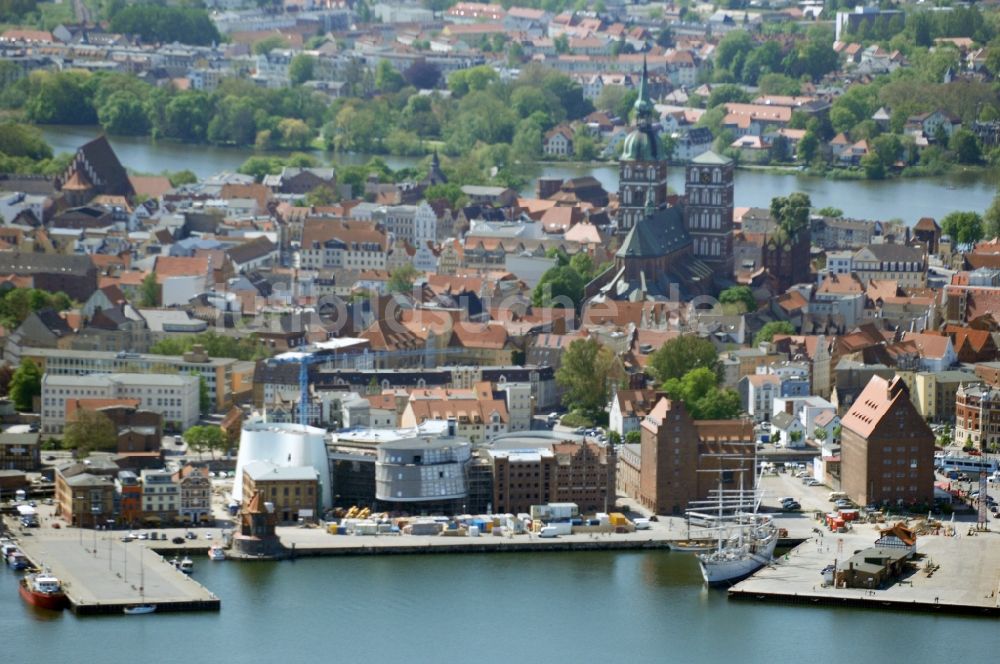 Luftaufnahme Stralsund - Baustelle zum Neubau des Ozeaneum Meereskunde- Museum in der Hansestadt Stralsund in Mecklenburg - Vorpommern