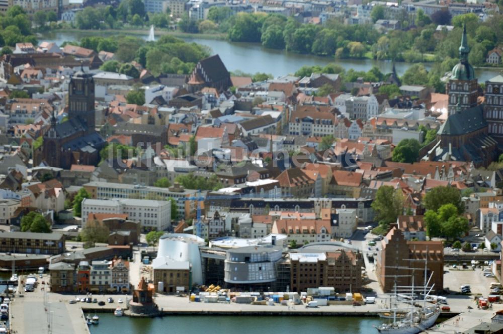 Stralsund von oben - Baustelle zum Neubau des Ozeaneum Meereskunde- Museum in der Hansestadt Stralsund in Mecklenburg - Vorpommern