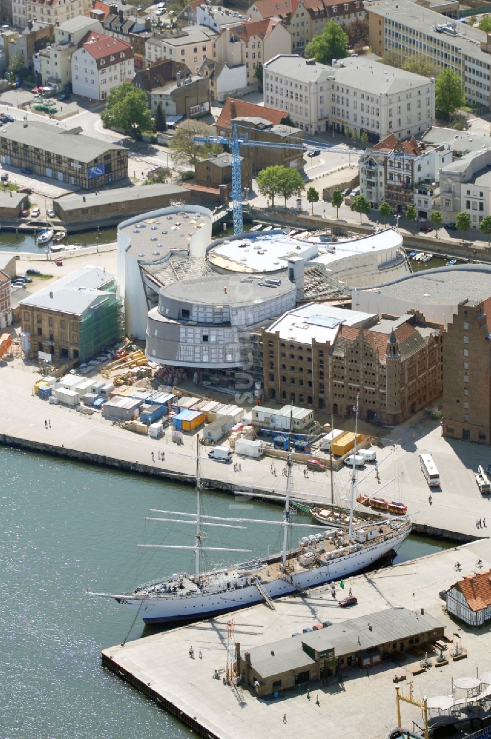 Stralsund aus der Vogelperspektive: Baustelle zum Neubau des Ozeaneum Meereskunde- Museum in der Hansestadt Stralsund in Mecklenburg - Vorpommern