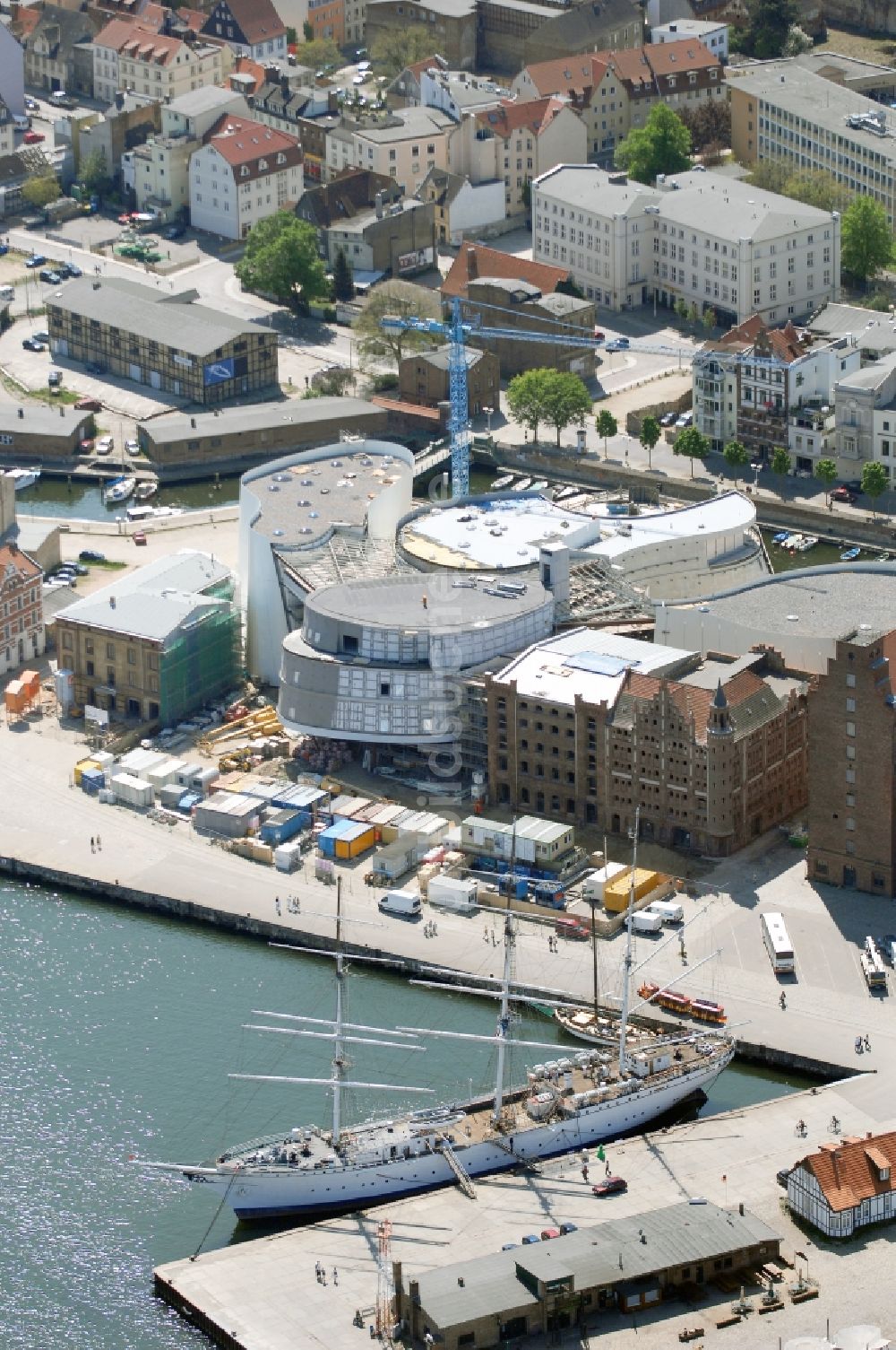 Luftbild Stralsund - Baustelle zum Neubau des Ozeaneum Meereskunde- Museum in der Hansestadt Stralsund in Mecklenburg - Vorpommern