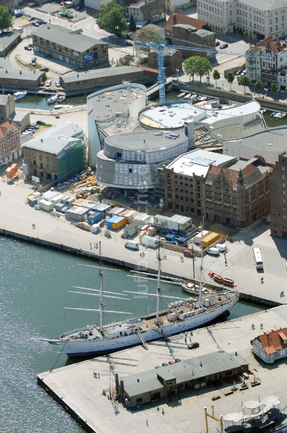 Luftaufnahme Stralsund - Baustelle zum Neubau des Ozeaneum Meereskunde- Museum in der Hansestadt Stralsund in Mecklenburg - Vorpommern