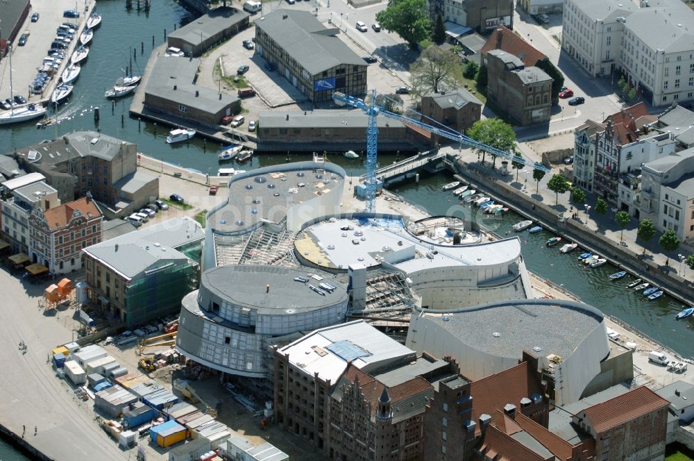 Stralsund von oben - Baustelle zum Neubau des Ozeaneum Meereskunde- Museum in der Hansestadt Stralsund in Mecklenburg - Vorpommern