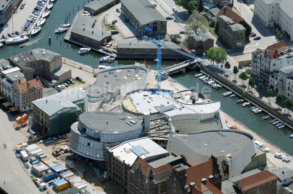 Stralsund aus der Vogelperspektive: Baustelle zum Neubau des Ozeaneum Meereskunde- Museum in der Hansestadt Stralsund in Mecklenburg - Vorpommern