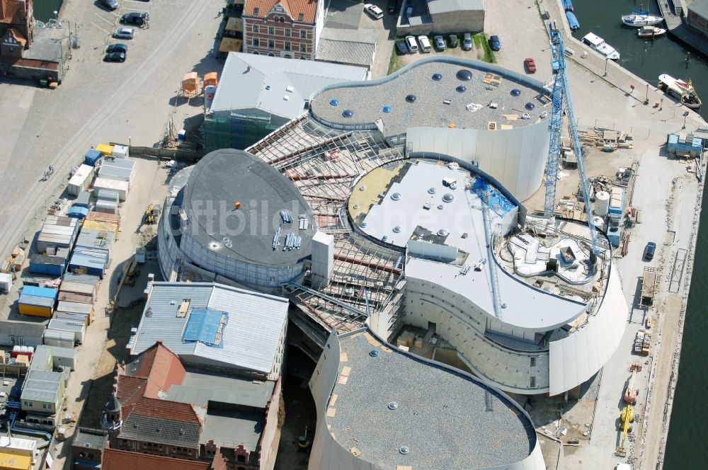 Luftbild Stralsund - Baustelle zum Neubau des Ozeaneum Meereskunde- Museum in der Hansestadt Stralsund in Mecklenburg - Vorpommern