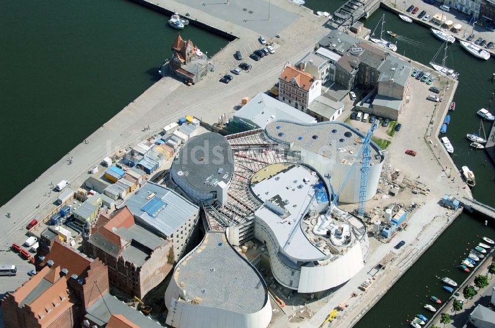 Luftaufnahme Stralsund - Baustelle zum Neubau des Ozeaneum Meereskunde- Museum in der Hansestadt Stralsund in Mecklenburg - Vorpommern