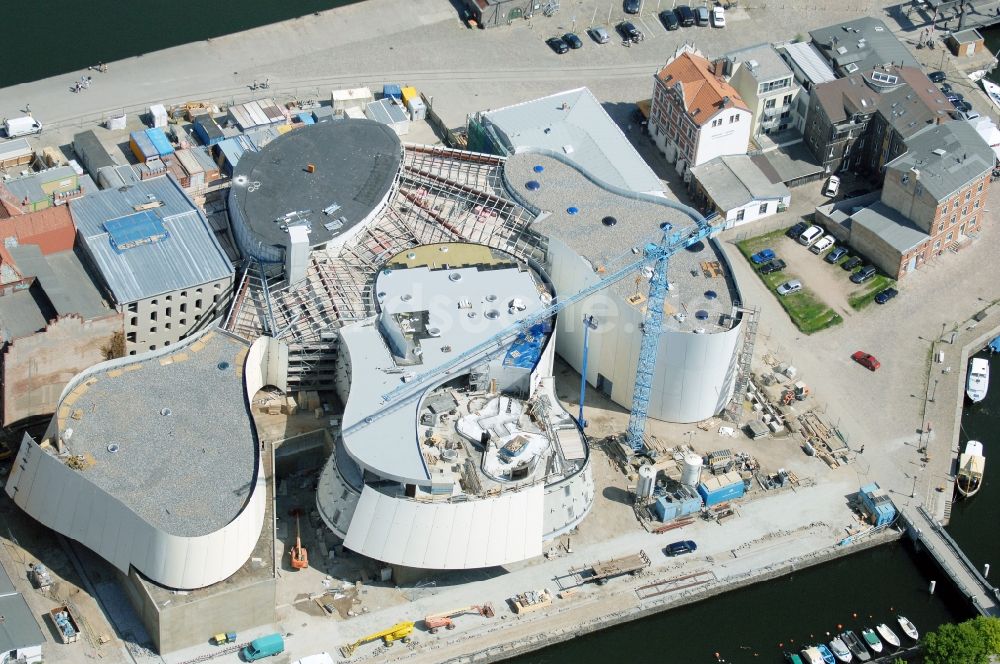 Stralsund aus der Vogelperspektive: Baustelle zum Neubau des Ozeaneum Meereskunde- Museum in der Hansestadt Stralsund in Mecklenburg - Vorpommern