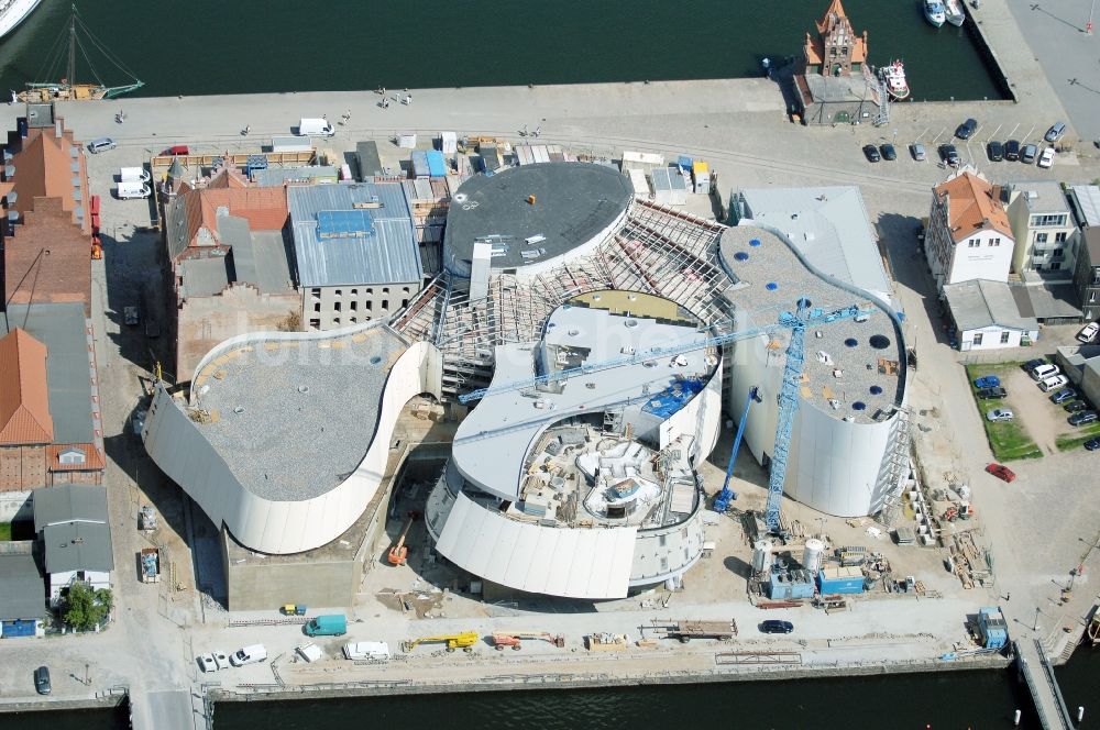 Luftbild Stralsund - Baustelle zum Neubau des Ozeaneum Meereskunde- Museum in der Hansestadt Stralsund in Mecklenburg - Vorpommern