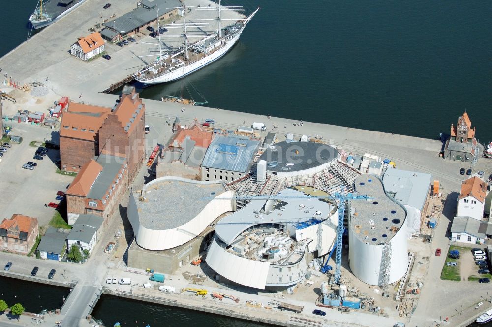 Stralsund von oben - Baustelle zum Neubau des Ozeaneum Meereskunde- Museum in der Hansestadt Stralsund in Mecklenburg - Vorpommern