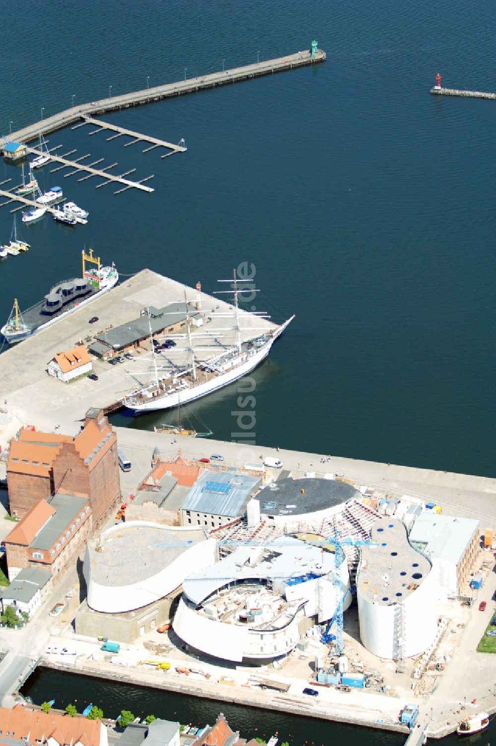 Stralsund aus der Vogelperspektive: Baustelle zum Neubau des Ozeaneum Meereskunde- Museum in der Hansestadt Stralsund in Mecklenburg - Vorpommern