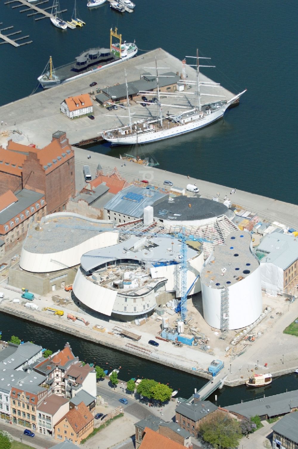 Luftbild Stralsund - Baustelle zum Neubau des Ozeaneum Meereskunde- Museum in der Hansestadt Stralsund in Mecklenburg - Vorpommern