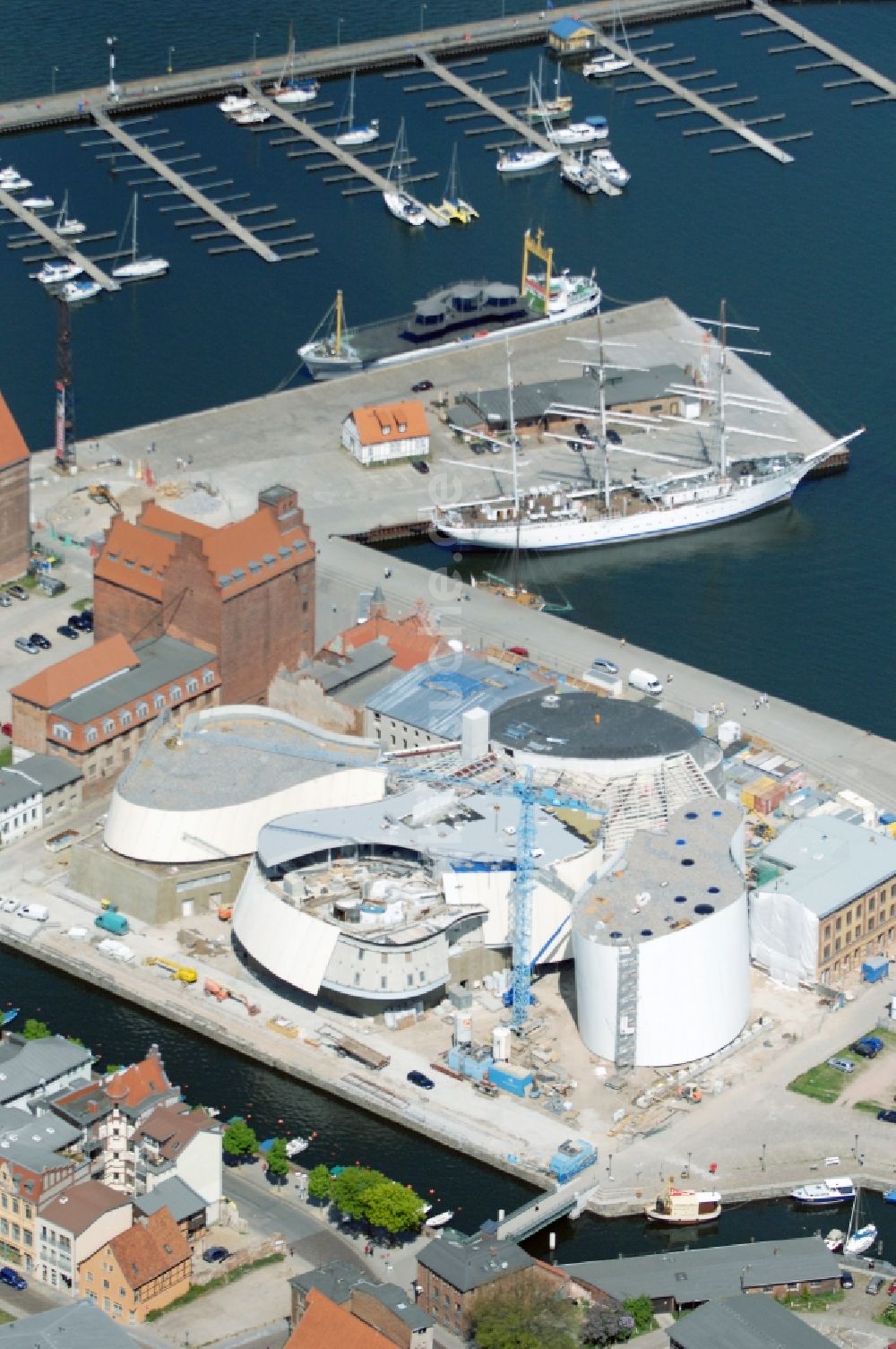 Luftaufnahme Stralsund - Baustelle zum Neubau des Ozeaneum Meereskunde- Museum in der Hansestadt Stralsund in Mecklenburg - Vorpommern