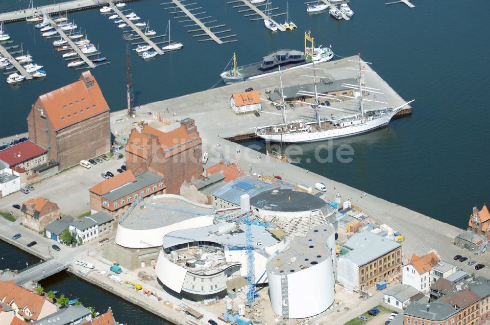 Stralsund aus der Vogelperspektive: Baustelle zum Neubau des Ozeaneum Meereskunde- Museum in der Hansestadt Stralsund in Mecklenburg - Vorpommern