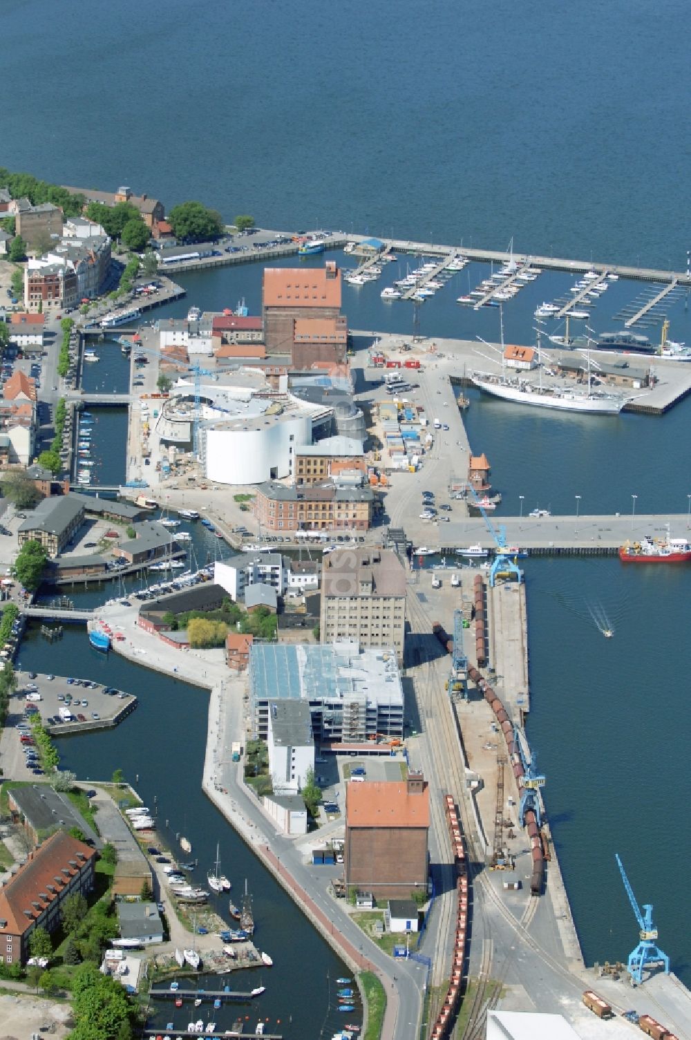 Luftbild Stralsund - Baustelle zum Neubau des Ozeaneum Meereskunde- Museum in der Hansestadt Stralsund in Mecklenburg - Vorpommern