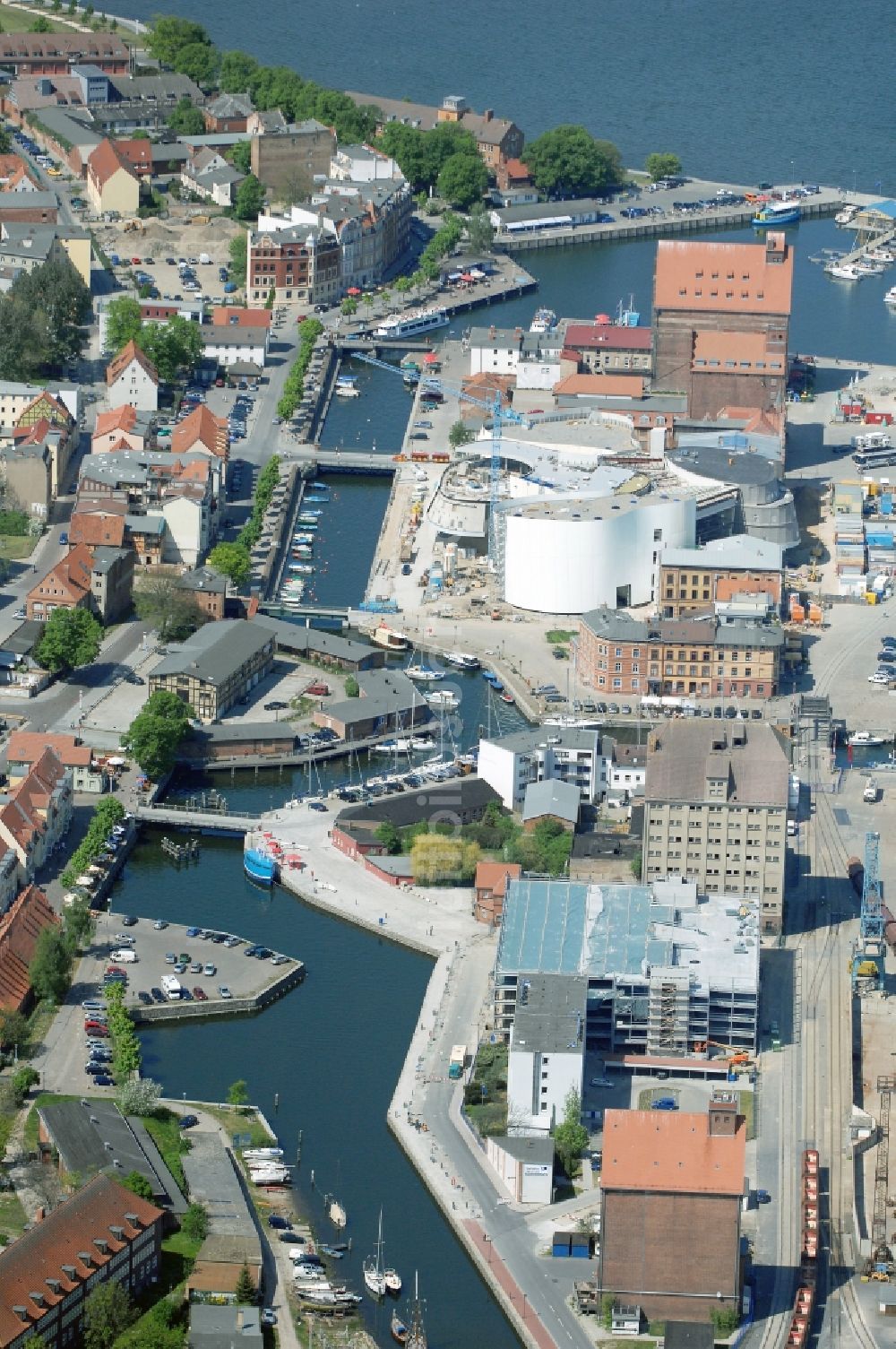 Luftaufnahme Stralsund - Baustelle zum Neubau des Ozeaneum Meereskunde- Museum in der Hansestadt Stralsund in Mecklenburg - Vorpommern