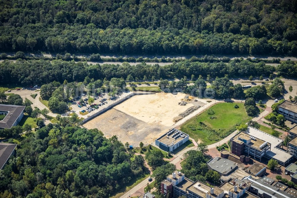 Düsseldorf von oben - Baustelle zum Neubau des Parkhauses P1 am Campus der Heinrich-Heine-Universität Düsseldorf entlang der Münchener Straße in Düsseldorf im Bundesland Nordrhein-Westfalen, Deutschland