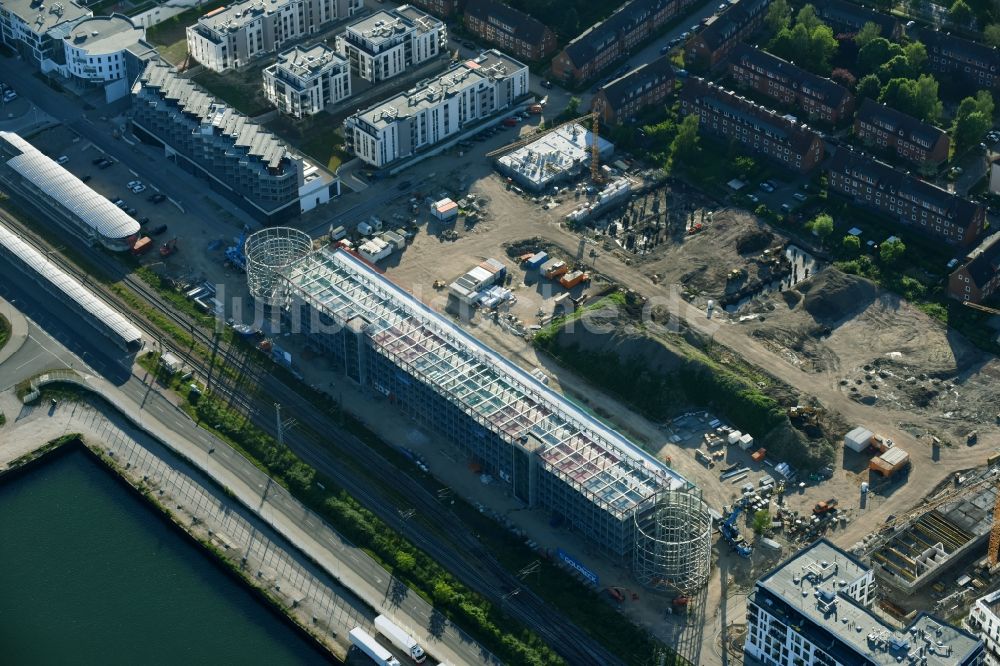 Luftaufnahme Rostock - Baustelle zum Neubau eines Parkhauses auf dem Gelände des ehemaligen Güterbahnhofes in Rostock im Bundesland Mecklenburg-Vorpommern, Deutschland