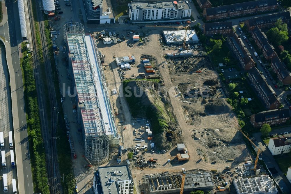 Rostock von oben - Baustelle zum Neubau eines Parkhauses auf dem Gelände des ehemaligen Güterbahnhofes in Rostock im Bundesland Mecklenburg-Vorpommern, Deutschland