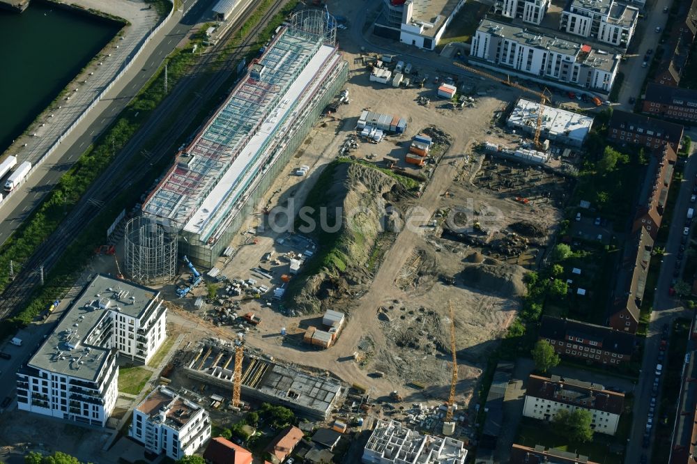 Rostock aus der Vogelperspektive: Baustelle zum Neubau eines Parkhauses auf dem Gelände des ehemaligen Güterbahnhofes in Rostock im Bundesland Mecklenburg-Vorpommern, Deutschland