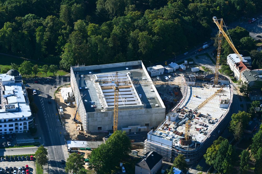 Bernau aus der Vogelperspektive: Baustelle zum Neubau des Parkhauses und Mehrzweckhalle am Ladeburger Dreieck in Bernau im Bundesland Brandenburg, Deutschland