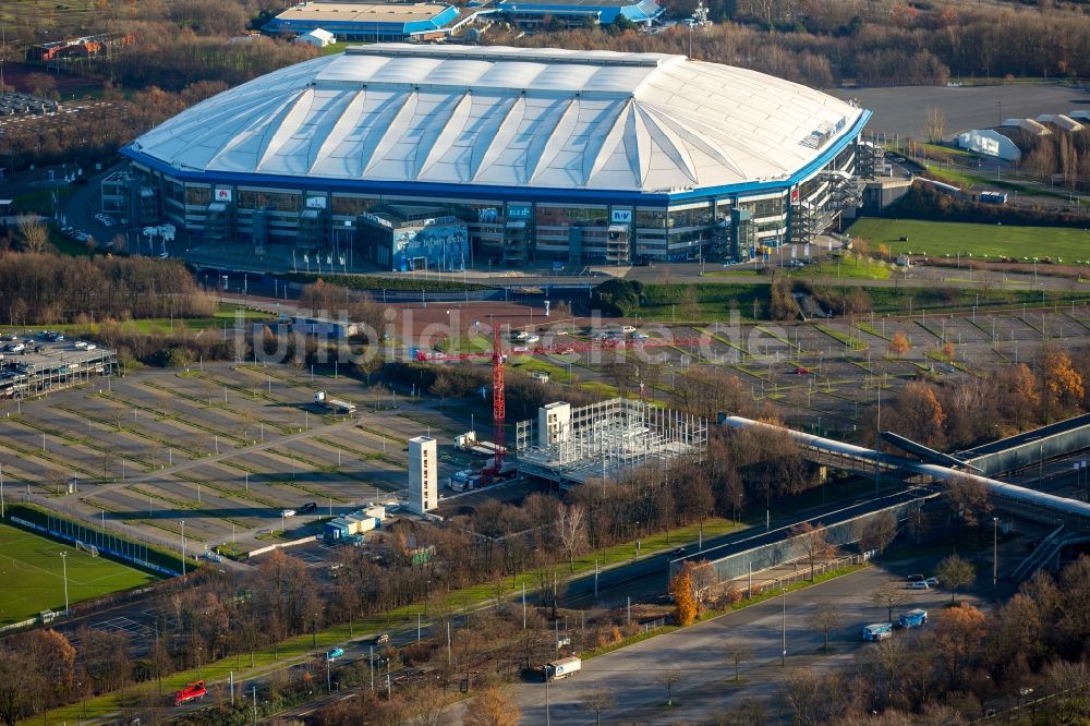 Gelsenkirchen von oben - Baustelle zum Neubau eines Parkhauses auf dem Parkplatz der Veltins Arena in Gelsenkirchen im Bundesland Nordrhein-Westfalen