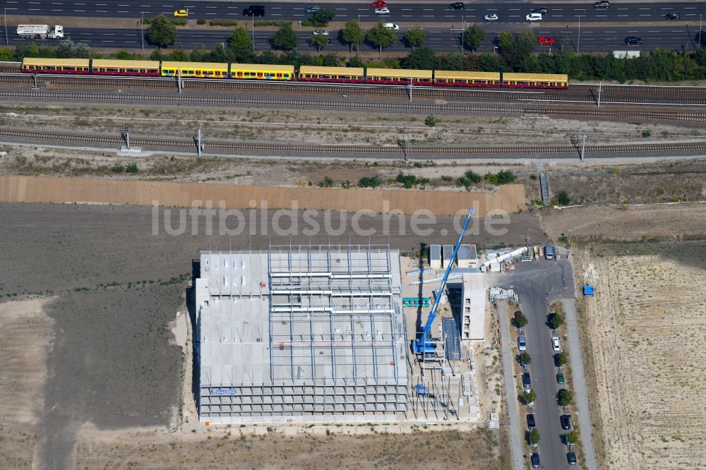 Berlin aus der Vogelperspektive: Baustelle zum Neubau des Parkhauses an der Wagner-Régeny-Straße im Ortsteil Adlershof in Berlin, Deutschland