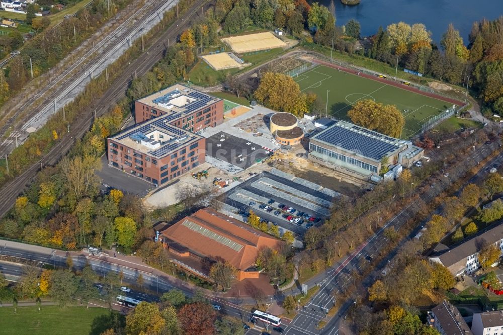 Gladbeck von oben - Baustelle zum Neubau des Parkplatzes Schulgebäude des Heisenberg Gymnasium an der Konrad-Adenauer-Allee in Gladbeck im Bundesland Nordrhein-Westfalen, Deutschland