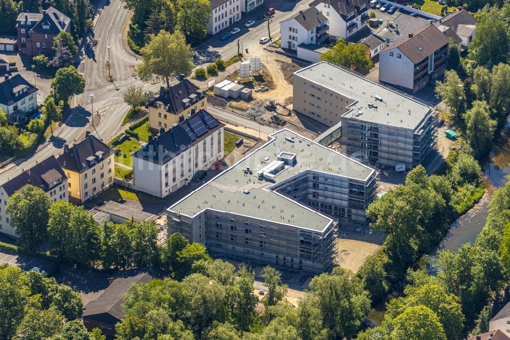 Arnsberg von oben - Baustelle zum Neubau eines Pflegezentrums in Arnsberg im Bundesland Nordrhein-Westfalen, Deutschland