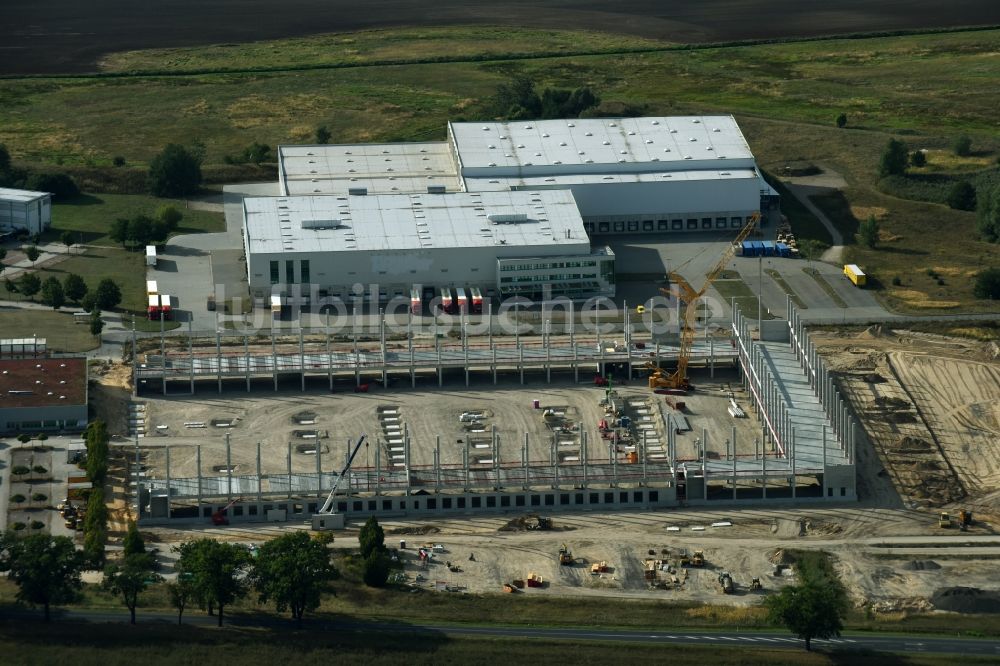 Luftaufnahme Trebbin - Baustelle zum Neubau des Poco - Domäne- Zentrallager in Trebbin im Bundesland Brandenburg