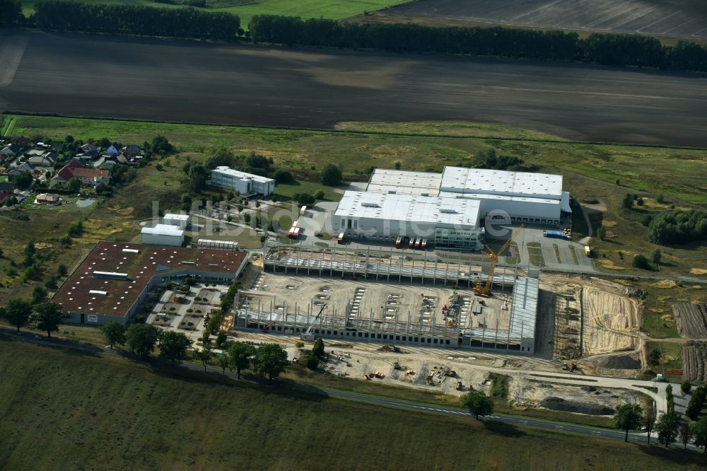 Trebbin von oben - Baustelle zum Neubau des Poco - Domäne- Zentrallager in Trebbin im Bundesland Brandenburg