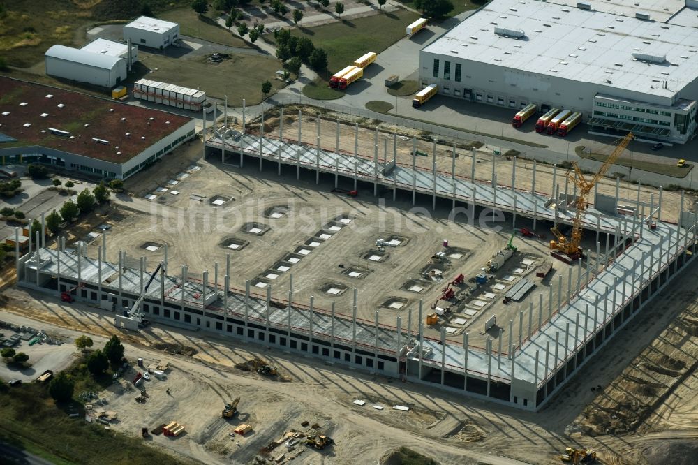 Luftaufnahme Trebbin - Baustelle zum Neubau des Poco - Domäne- Zentrallager in Trebbin im Bundesland Brandenburg