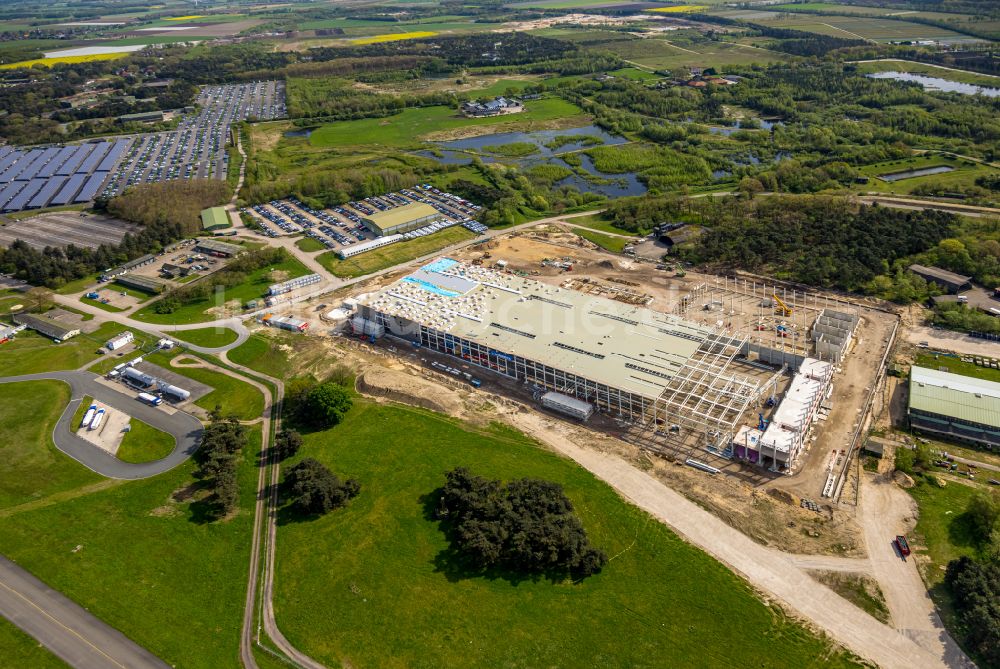 Luftbild Weeze - Baustelle zum Neubau einer Produktionshalle für Luftfahrtzulieferer in Weeze im Bundesland Nordrhein-Westfalen, Deutschland